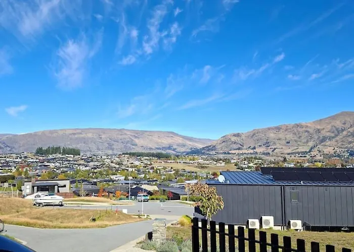 Modern Escape With Mezzanine Loft Apartment Wanaka