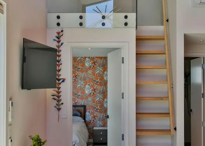 Apartment Modern Escape With Mezzanine Loft *